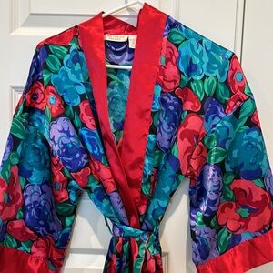 Vintage Victoria Secret Floral Robe Gold Label
Size Petite